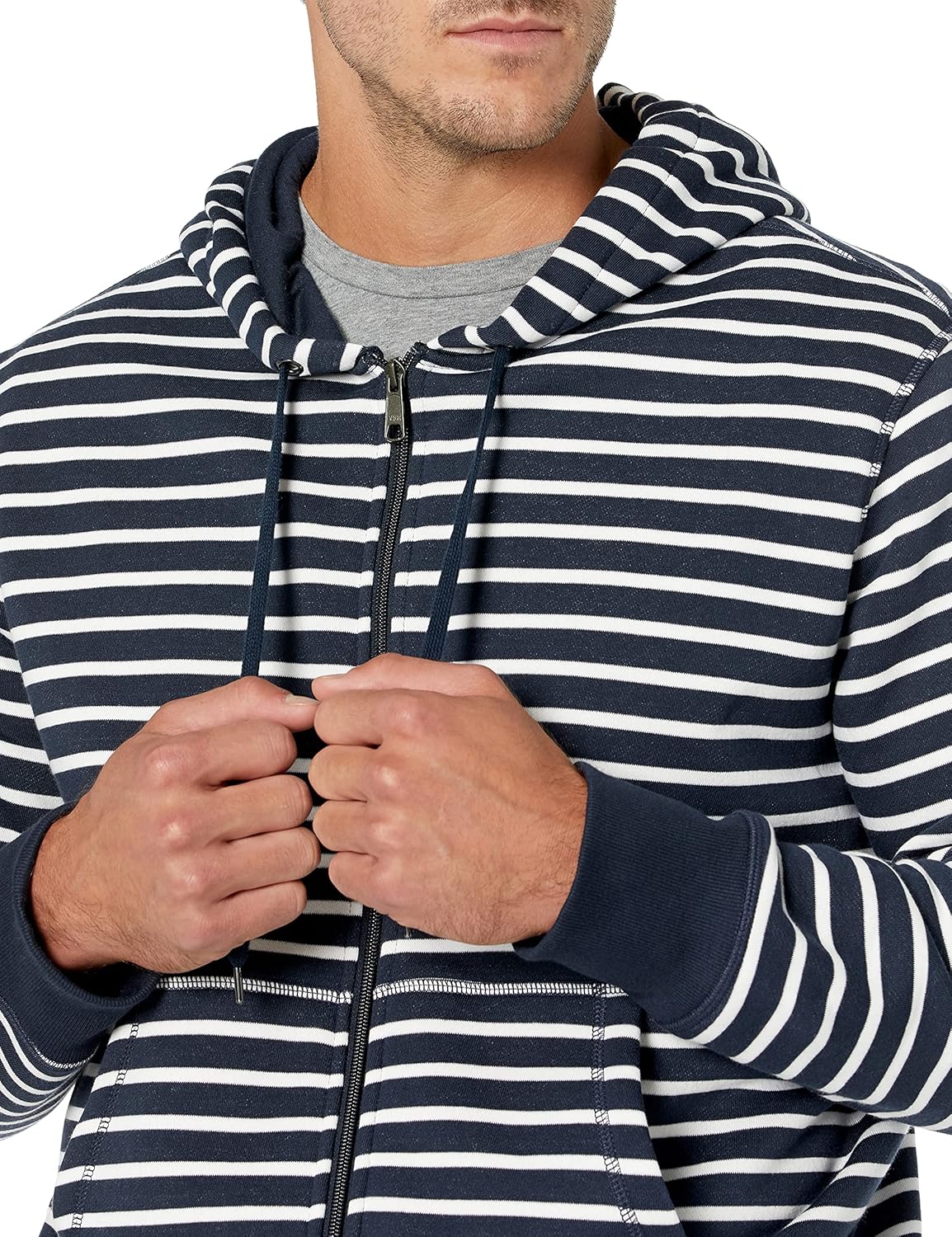 Mann in gestreiftem Kapuzenpullover, marineblau-weiß, Reißverschluss, Freizeitmode.