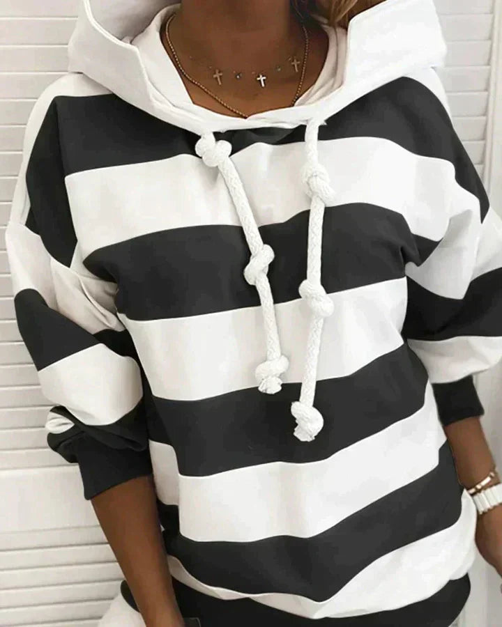 Schwarz-weiß gestreifter Kapuzenpullover, Damenmode, Kordelzug, lässiger Stil, Baumwolle.