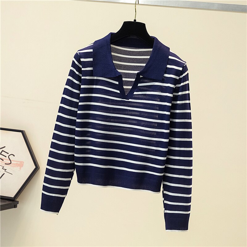 Gestreifter Damenpullover, blau-weiß, V-Ausschnitt, langärmelig, modisch, elegant.
