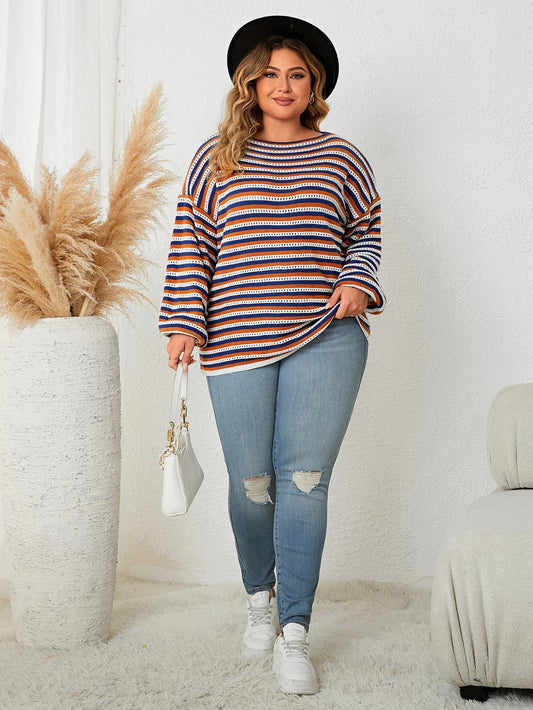 Frau in gestreiftem Pullover, blauer Jeans, schwarzem Hut, weißer Tasche, weiße Sneaker, Herbstmode.