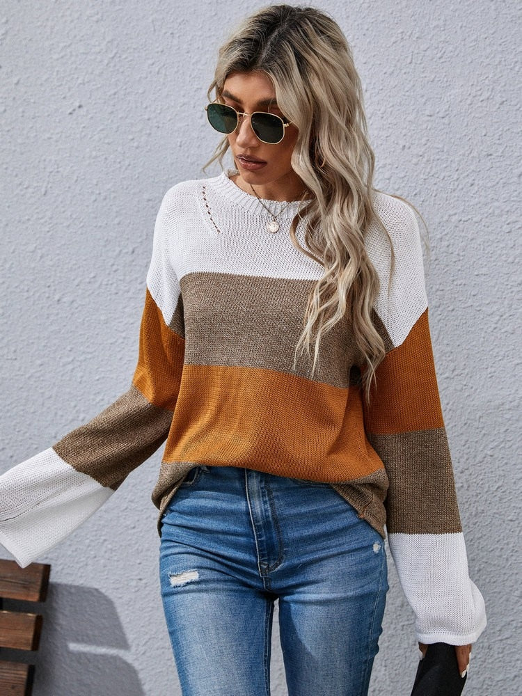 Frau in gestreiftem Pullover, Herbstmode, braun-weiß-orange, lässig, Sonnenbrille, Jeans.