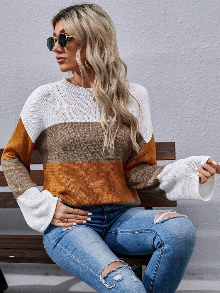 Frau in gestreiftem Pullover, Herbstmode, Sonnenbrille, blonde Haare, Jeans, lässiger Stil.