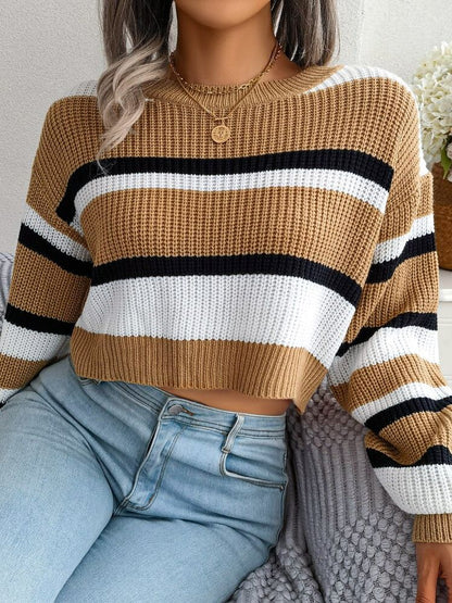 Frau in gestreiftem Strickpullover, beige, schwarz, weiß, modisch, lässig, Herbstmode.