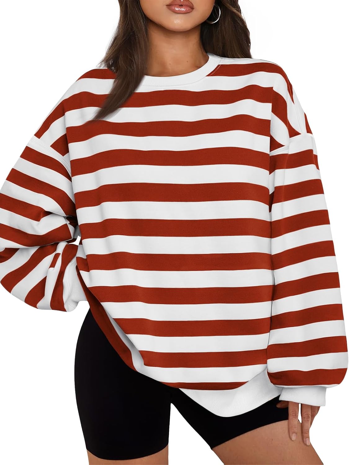 Frau trägt gestreiften Pullover, rot-weiß, lässig, modisch, Herbstmode, Damenbekleidung.