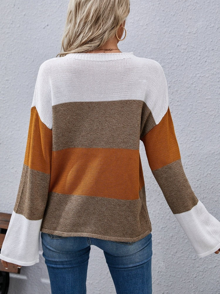 Frau in gestreiftem Pullover, Herbstfarben, Strick, lässig, modisch, Rückansicht, Jeans.
