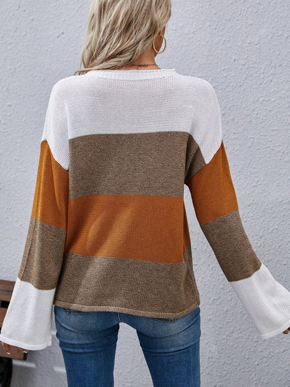 Frau in gestreiftem Pullover, Herbstfarben, Strick, lässig, modisch, Rückansicht, Jeans.
