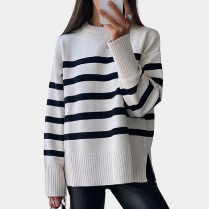Frau in gestreiftem Pullover, schwarz-weiß, Strick, lässig, modisch, Herbstmode.