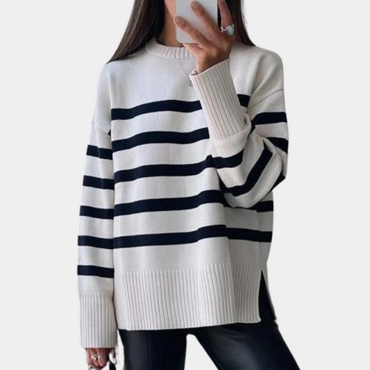 Frau in gestreiftem Pullover, schwarz-weiß, Strick, lässig, modisch, Herbstmode.