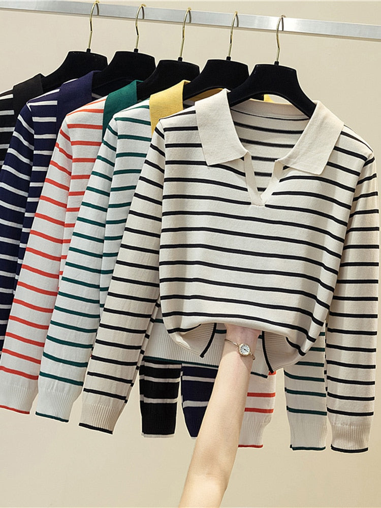 Gestreifte Pullover mit Kragen, verschiedene Farben, Baumwolle, modisch, auf Kleiderbügeln.