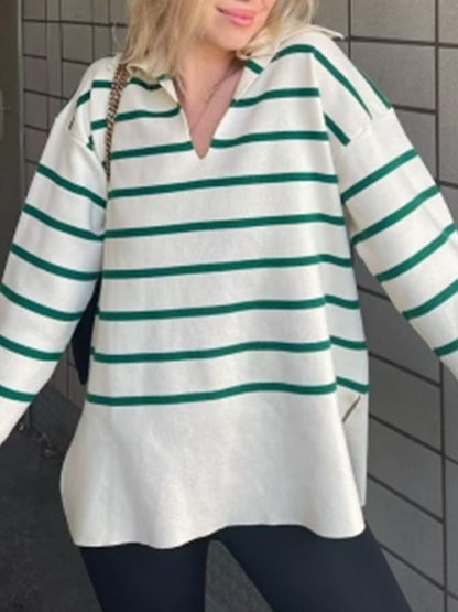 Frau in gestreiftem Pullover, grün-weiß, V-Ausschnitt, lässig, modisch, Herbstmode.