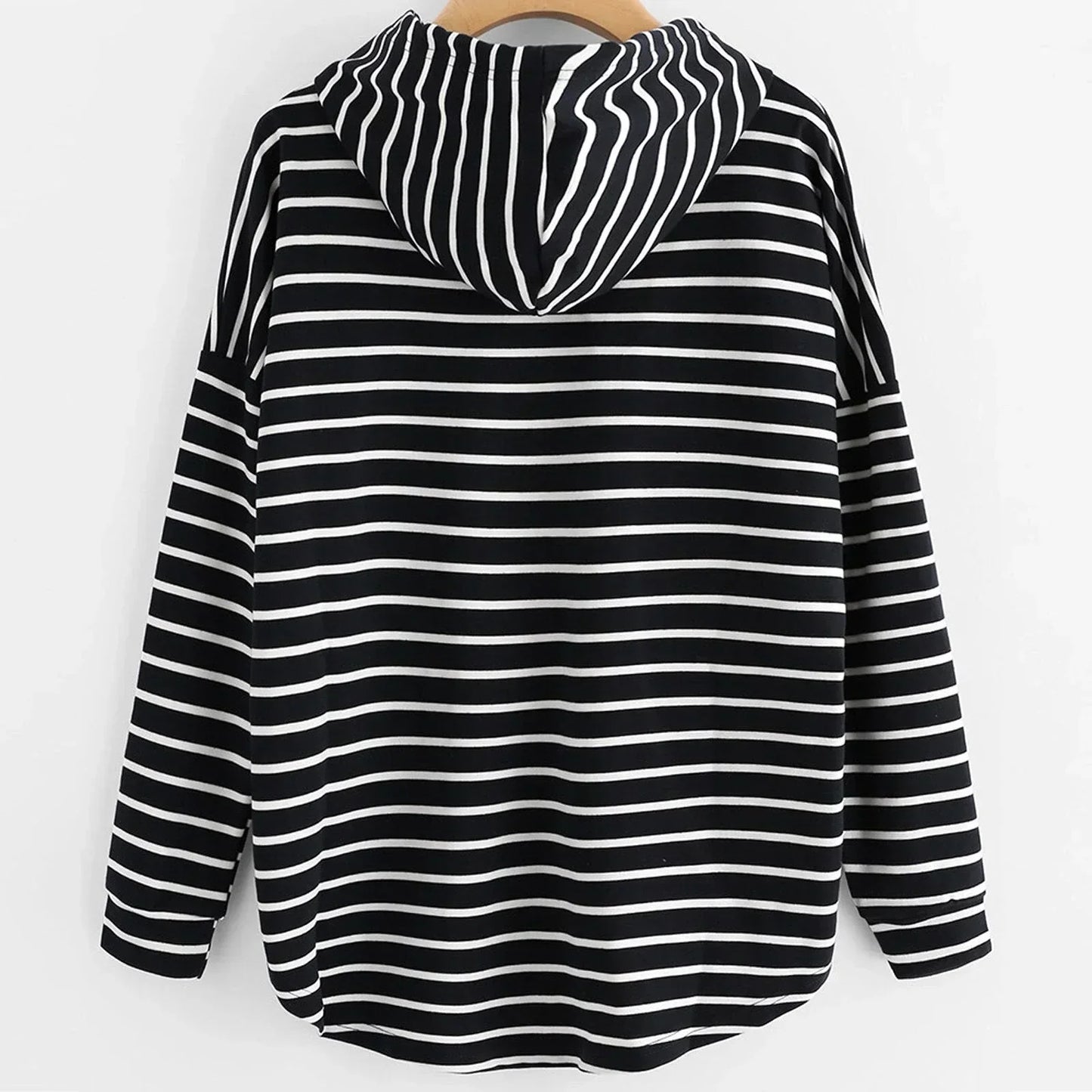 Schwarz-weiß gestreifter Kapuzenpullover, langärmelig, Baumwolle, lässiger Stil.