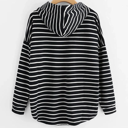 Schwarz-weiß gestreifter Kapuzenpullover, langärmelig, Baumwolle, lässiger Stil.