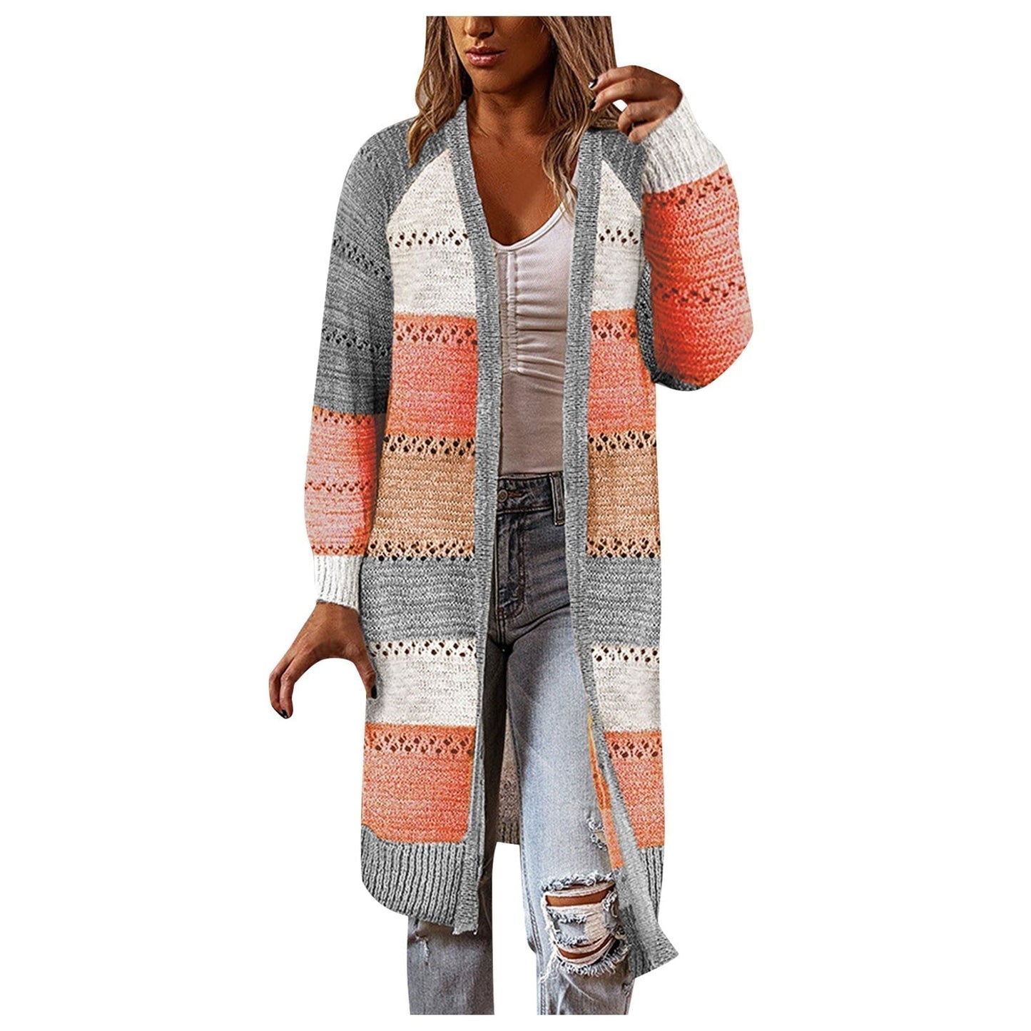 Frau trägt gestreiften Strick-Cardigan in Grau, Orange und Weiß, modisch, lässig, langärmelig.