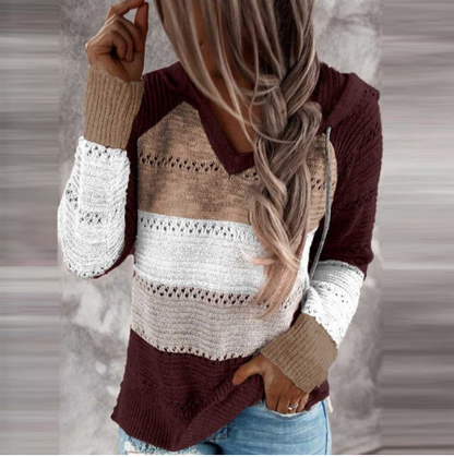 Frau in gestreiftem Strickpullover, V-Ausschnitt, Braun-Weiß, modisch, Herbstmode.