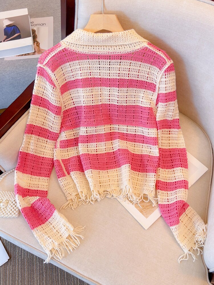 Gestreifter Häkelpullover in Rosa und Weiß, Damenmode, handgefertigt, gemütlich, modisch.