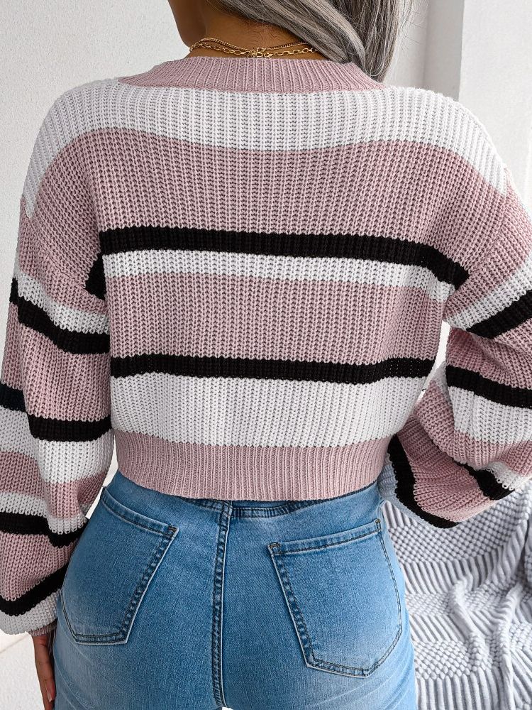 Frau in gestreiftem rosa Pullover und blauer Jeans, Rückansicht, modisch, lässiger Stil.