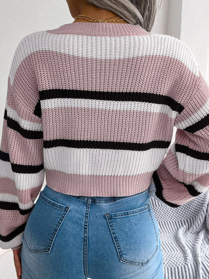 Frau in gestreiftem rosa Pullover und blauer Jeans, Rückansicht, modisch, lässiger Stil.