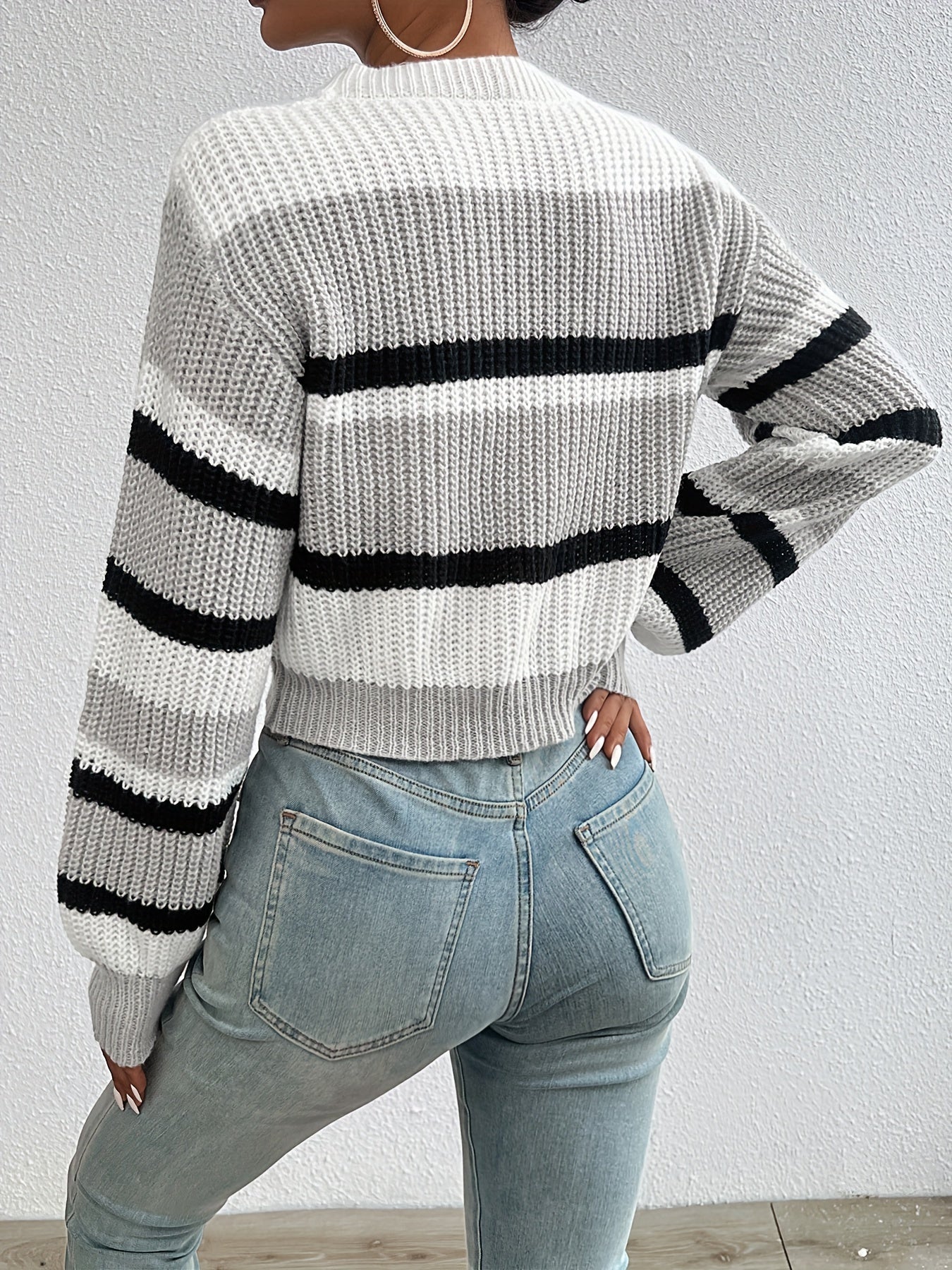 Damen Strickpullover gestreift, grau-schwarz, langärmelig, modisch, Herbstmode, Rückansicht.