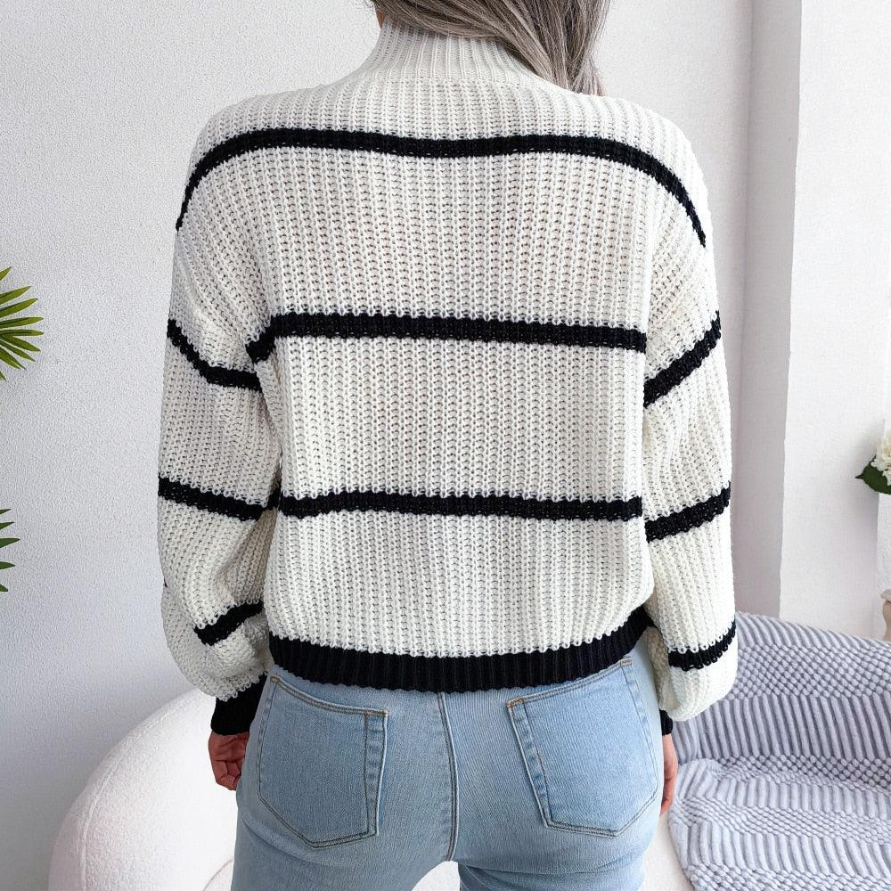 Damen Strickpullover, weiß mit schwarzen Streifen, lässig, modisch, Rückansicht.