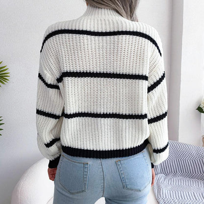 Damen Strickpullover, weiß mit schwarzen Streifen, lässig, modisch, Rückansicht.