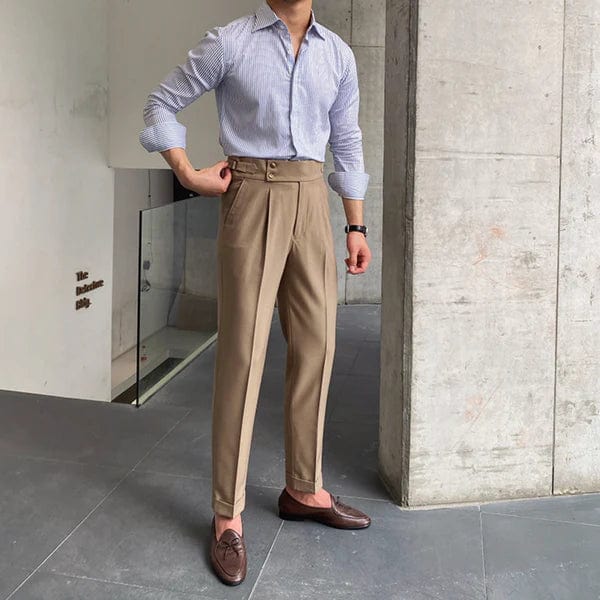 Mann in gestreiftem Hemd und beigen Anzughosen, braune Loafer, moderne Herrenmode.