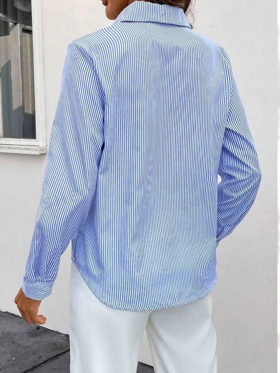 Frau in blau-weiß gestreifter Bluse, Rückansicht, lässige Mode, Büro-Outfit, Baumwolle.
