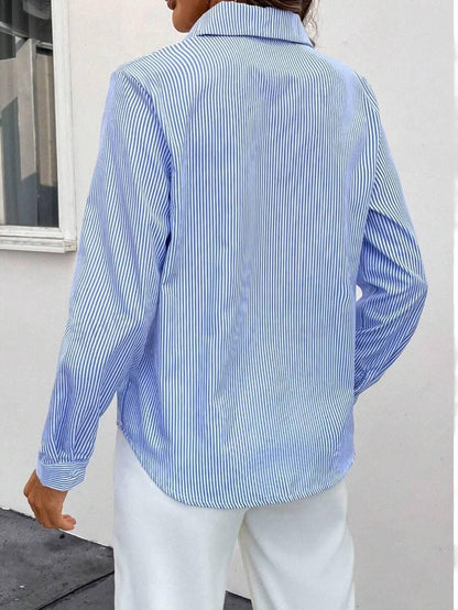 Frau in blau-weiß gestreifter Bluse, Rückansicht, lässige Mode, Büro-Outfit, Baumwolle.