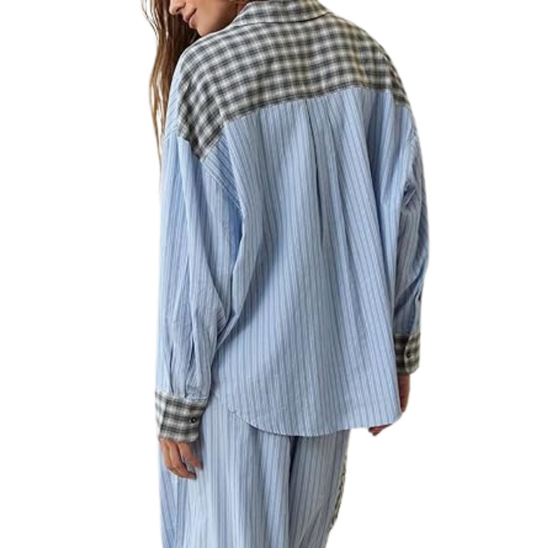 Frau in blauem gestreiftem Hemd mit kariertem Muster, lässige Mode, Rückansicht.
