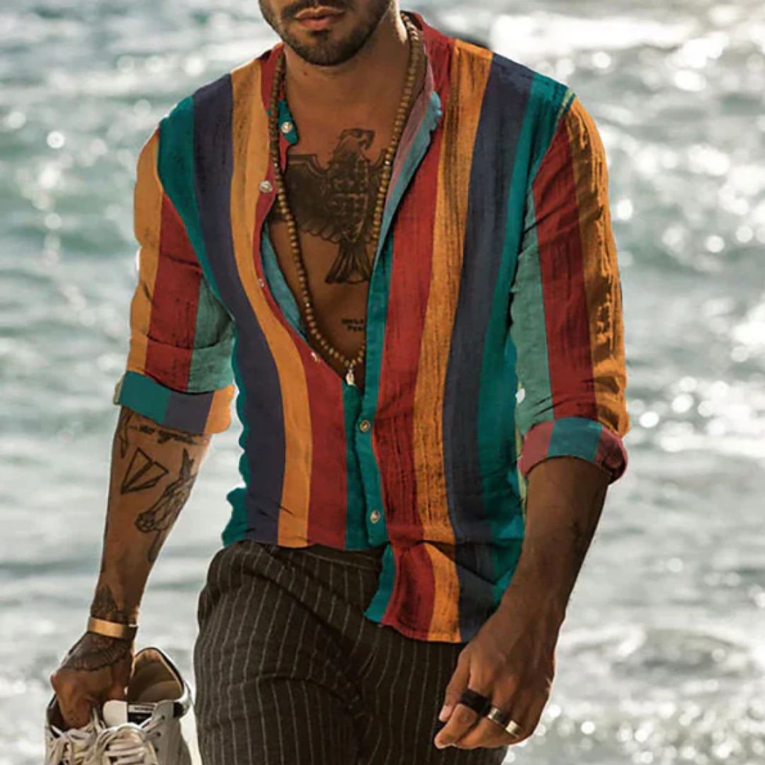Mann in gestreiftem Hemd am Strand, bunte Streifen, lässige Mode, Sommeroutfit, Herrenbekleidung.
