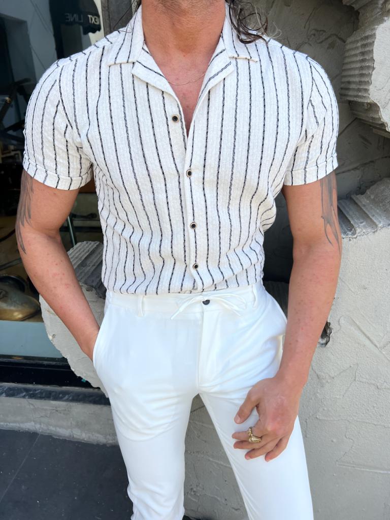Weißes gestreiftes Hemd, kurzärmelig, Herrenmode, eleganter Look, Sommeroutfit.