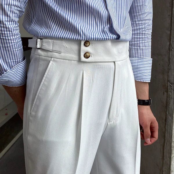 Mann in weißer Anzughose und gestreiftem Hemd, elegante Herrenmode, Business-Outfit.