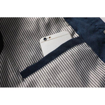 Gestreiftes Innenfutter einer Jacke mit Smartphone in der Tasche, blau-weiß, modisch, praktisch.
