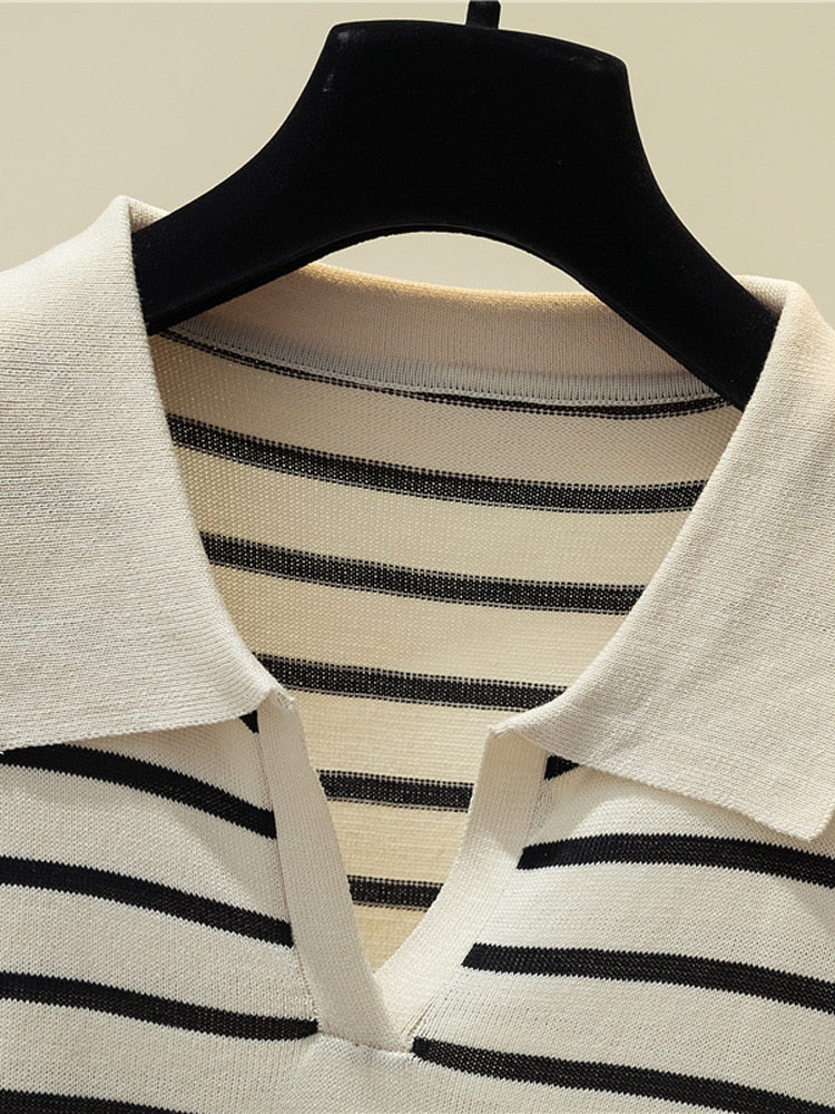 Gestreiftes Poloshirt, schwarz-weiß, Baumwolle, V-Ausschnitt, Herrenmode, elegant, klassisch.