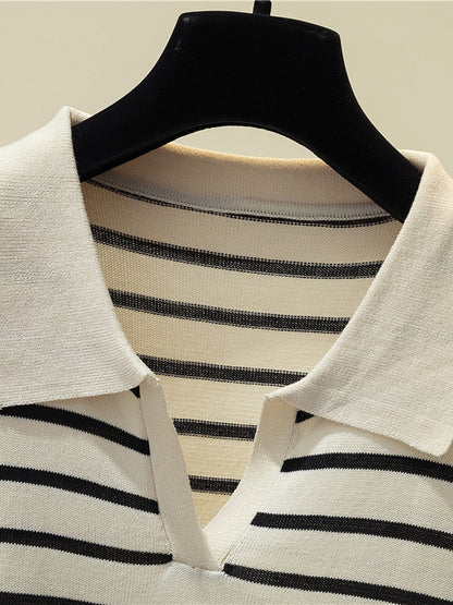 Gestreiftes Poloshirt, schwarz-weiß, Baumwolle, V-Ausschnitt, Herrenmode, elegant, klassisch.
