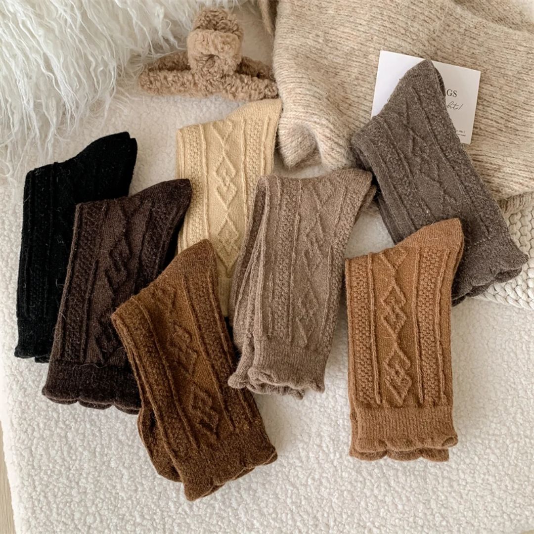 Warme Wollsocken Set, verschiedene Farben, gestrickt, gemütlich, Wintermode Accessoire.