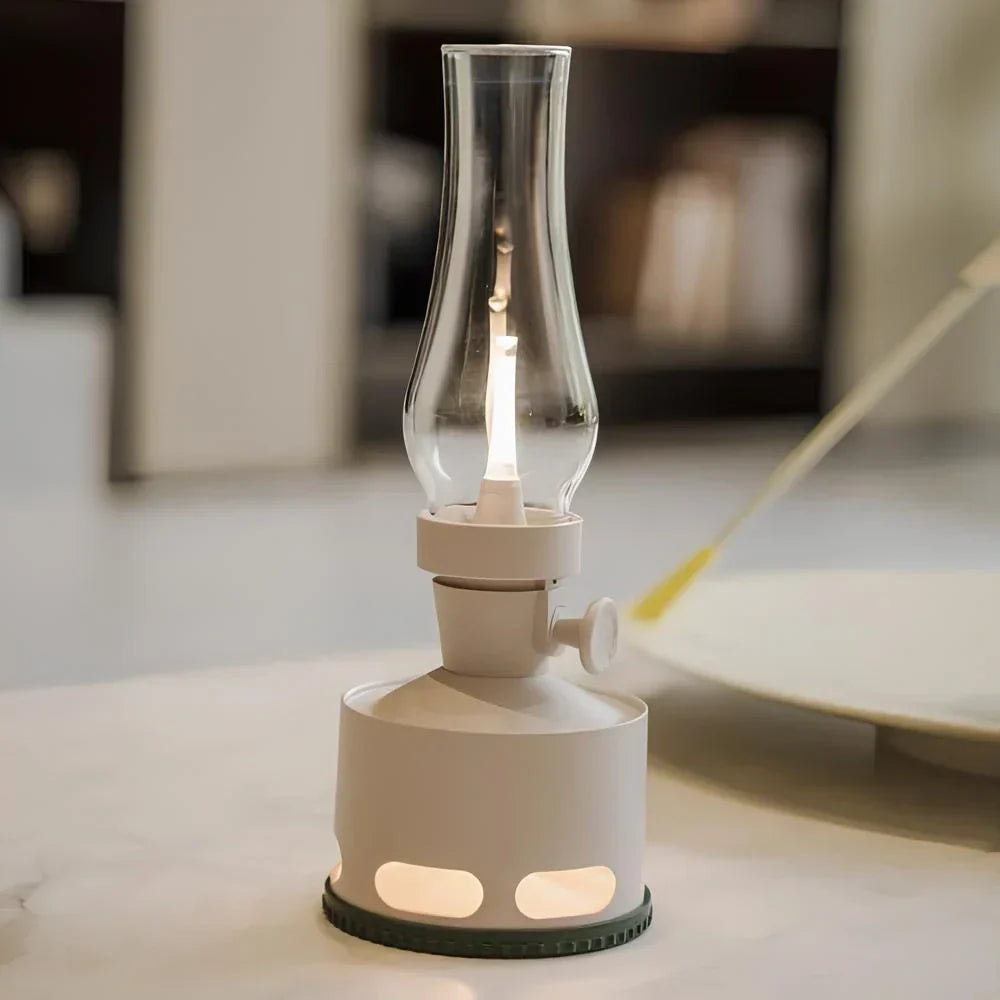 Weiße LED-Lampe im Retro-Öllampen-Design auf Tisch, modernes Dekor, energiesparend.