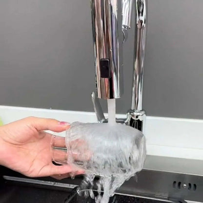Hand wäscht Glas unter Wasserhahn, Edelstahl, Küche, fließendes Wasser, Spülen, Reinigung.