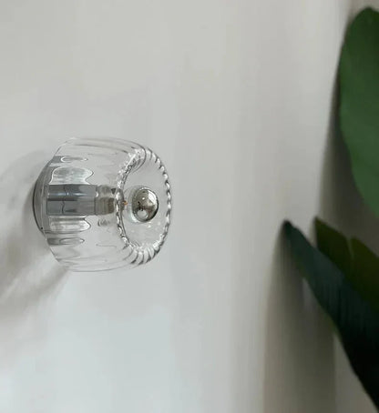 Klarglas-Türknauf, geriffelt, rund, modernes Design, Wandmontage, Innenarchitektur.