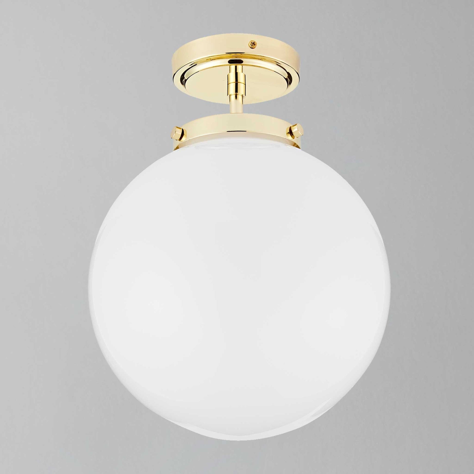 Goldene Deckenleuchte mit weißem Glaskugel-Schirm, modernes Design, Badezimmer geeignet.