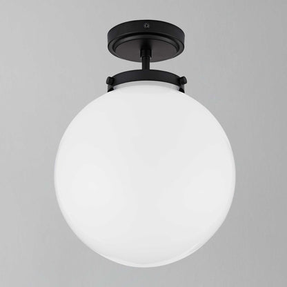Schwarze Deckenleuchte mit weißem Glaskugel-Schirm, modernes Design, für Badezimmer geeignet.