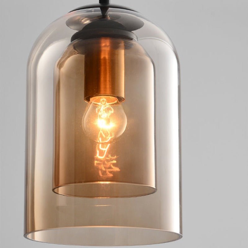Moderne Glaspendelleuchte mit sichtbarer Glühbirne, transparentes Design, warmes Licht.