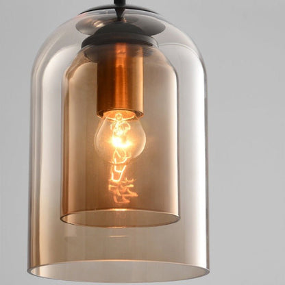 Moderne Glaspendelleuchte mit sichtbarer Glühbirne, transparentes Design, warmes Licht.