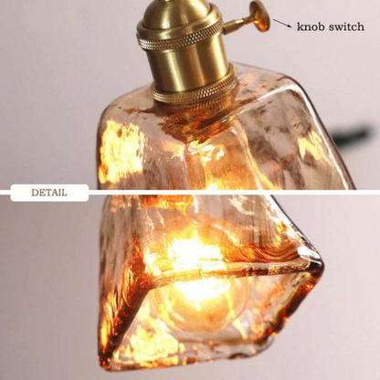 Vintage Glaslampe mit Messingfassung und Drehschalter, warmes Licht, Retro-Stil.