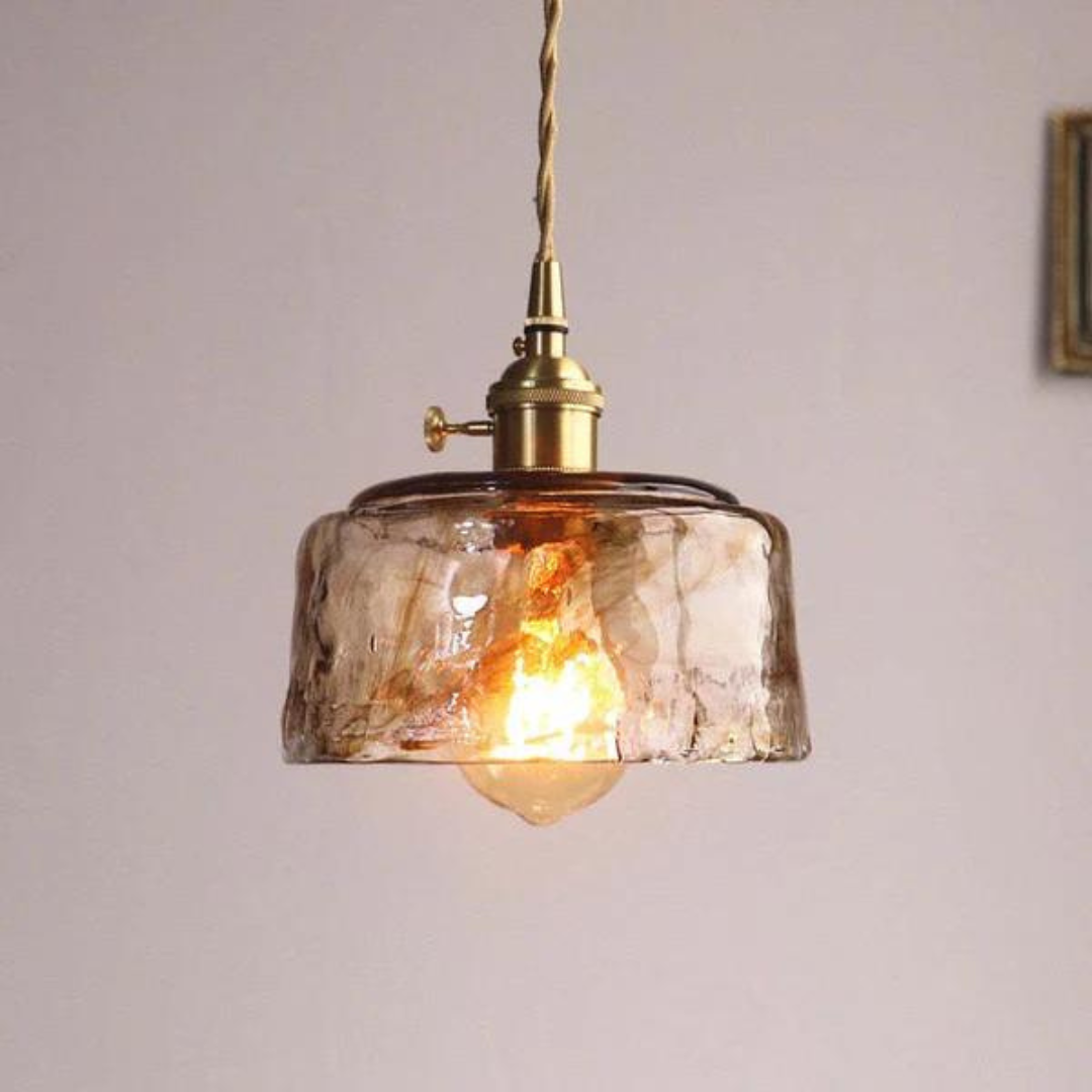 Vintage Hängeleuchte aus Glas mit Messingfassung, warmes Licht, Retro-Design.