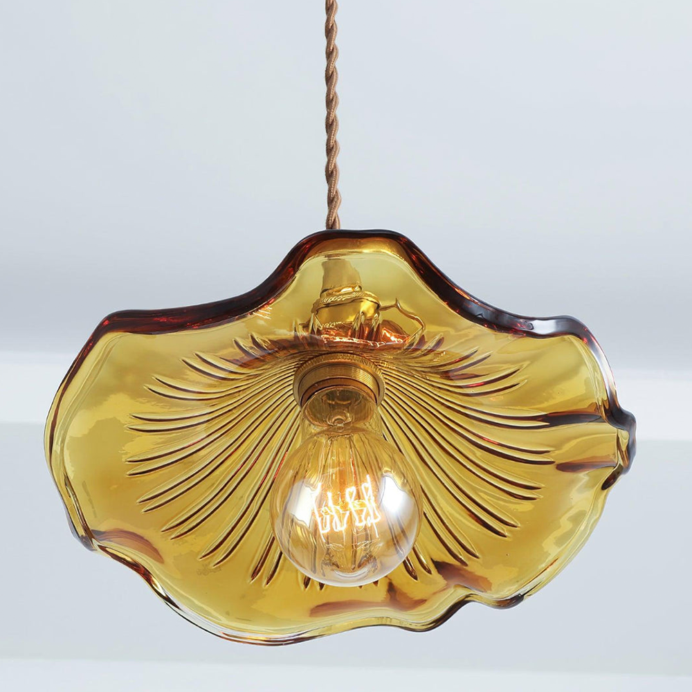 Gelbe Glas-Pendelleuchte mit Edison-Glühbirne, vintage Design, dekorative Beleuchtung.