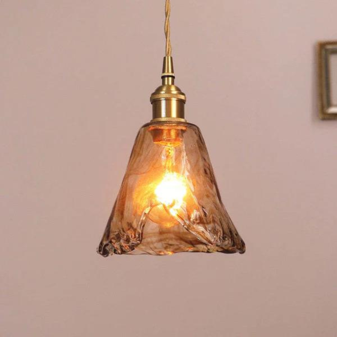 Kronleuchter aus Glas, Vintage-Stil, warmes Licht, goldene Fassung, Wohnzimmerbeleuchtung.