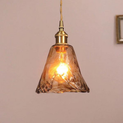 Kronleuchter aus Glas, Vintage-Stil, warmes Licht, goldene Fassung, Wohnzimmerbeleuchtung.