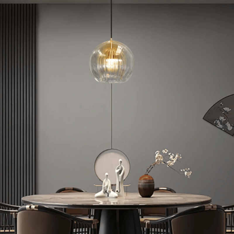 Moderne Glas-Pendelleuchte über Esstisch, minimalistisches Design, Wohnzimmerbeleuchtung.