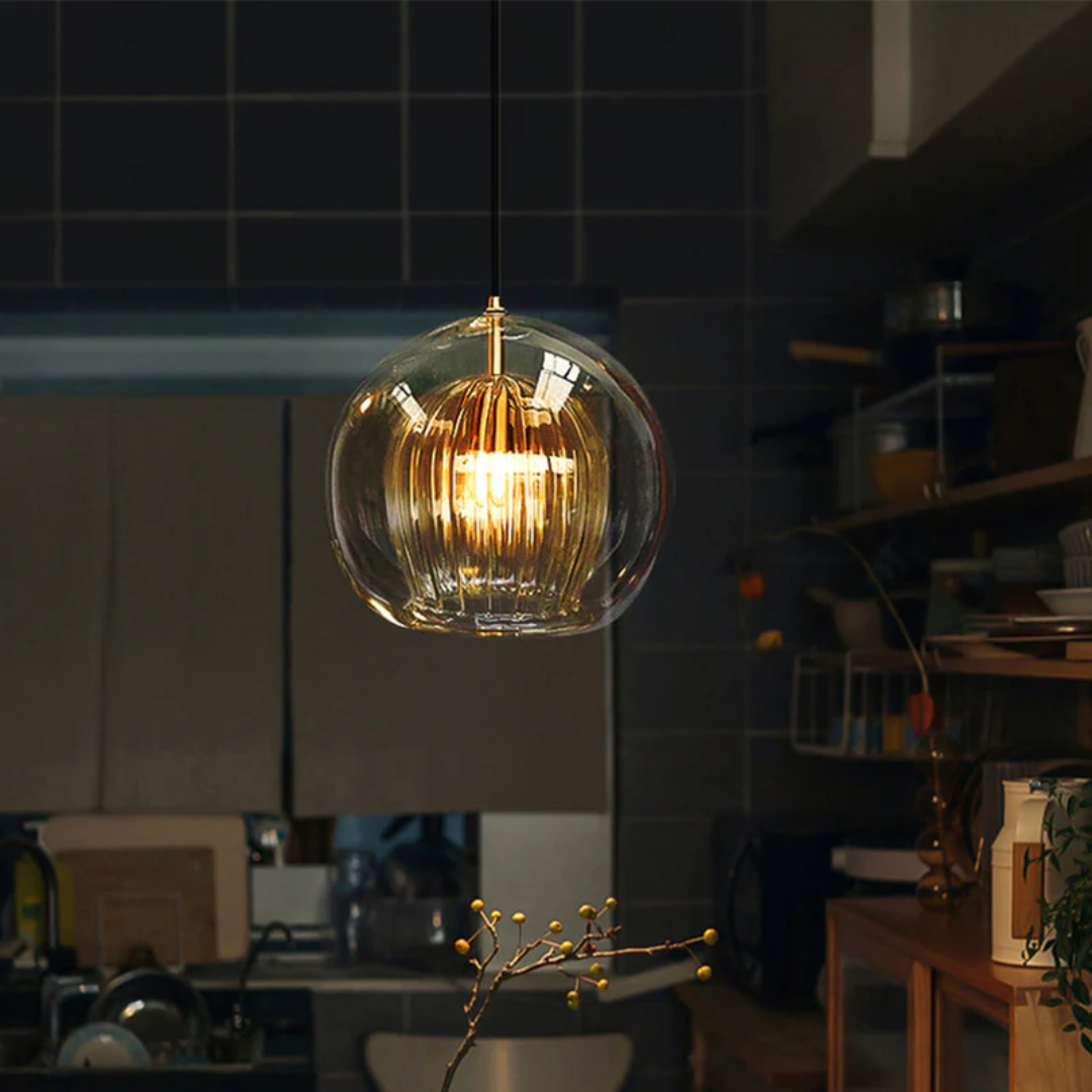 Moderne Glas-Pendelleuchte, transparent, warmes Licht, Küche, stilvolle Innenbeleuchtung.
