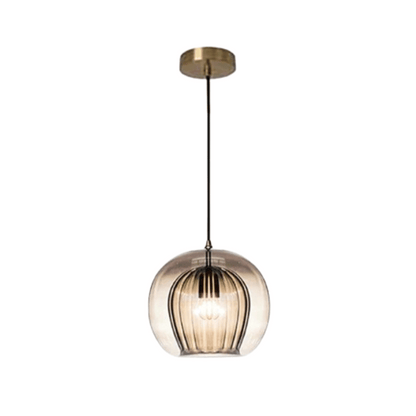 Moderne Pendelleuchte aus Glas, goldene Fassung, elegantes Design, Innenbeleuchtung.